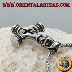 Colgante de plata, cruz invertida con la cabeza del sabueso infernal como un gancho