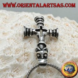 Colgante de plata, cruz invertida con la cabeza del sabueso infernal como un gancho