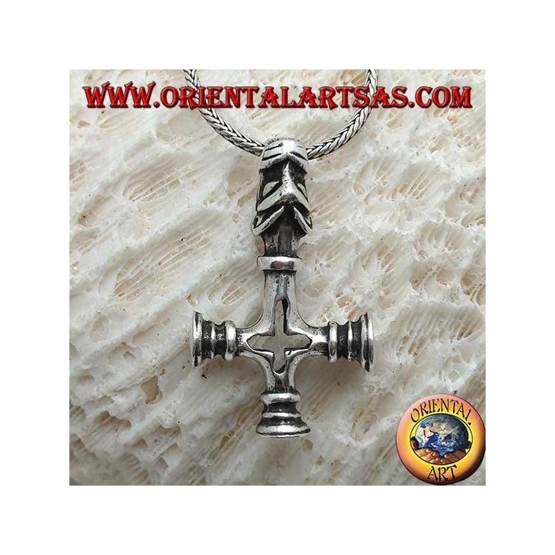 Colgante de plata, cruz invertida con la cabeza del sabueso infernal como un gancho