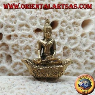 Buddha-Skulptur "Bhumisparsha Mudra - Unterwerfung des Dämons Mara" auf dem Messingboot (klein)