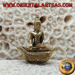 Scultura Buddha "Bhumisparsha Mudra - Sottomettendo il demone Mara" sulla barca in ottone (piccola)