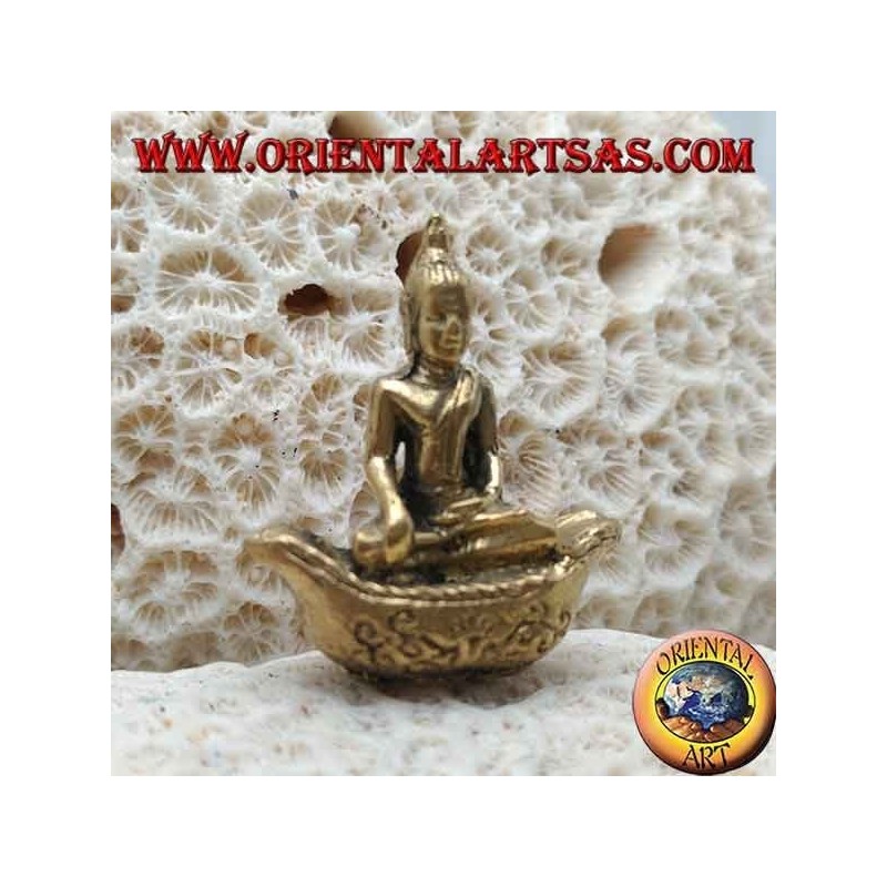Buddha-Skulptur "Bhumisparsha Mudra - Unterwerfung des Dämons Mara" auf dem Messingboot (klein)