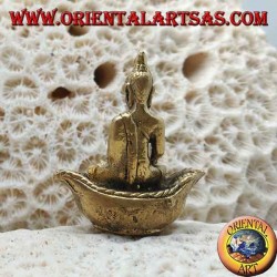 Buddha-Skulptur "Bhumisparsha Mudra - Unterwerfung des Dämons Mara" auf dem Messingboot (klein)