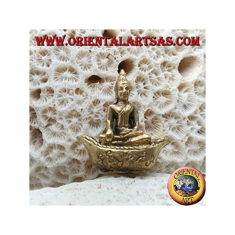 Escultura de Buda "Bhumisparsha Mudra - Sometiendo al demonio Mara" en el bote de latón (pequeño)