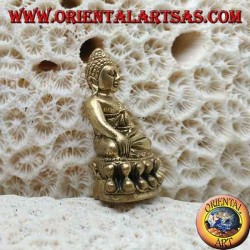 Buddha-Skulptur "Bhumisparsha Mudra - Unterwerfung des Dämons Mara" auf der Messing-Lotusblume (klein)