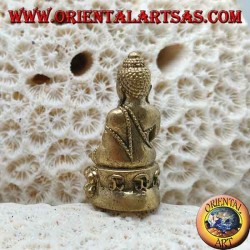 Escultura de Buda "Bhumisparsha Mudra - Sometiendo al demonio Mara" en la flor de loto de latón (pequeña)
