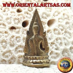 Sculpture de Bouddha "Bhumisparsha Mudra - Soumettre le démon Mara" entourée sur l'autel en laiton (petit)