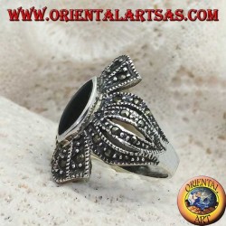 Anillo de plata con ónice lanzadera en un marco cruzado redondeado con marcasita