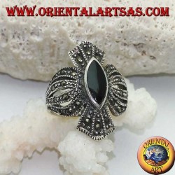 Bague en argent avec onyx navette sur une monture en croix arrondie parsemée de marcassite