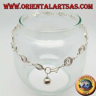 Tobillera plateada con malla de grandes espirales y campana