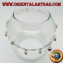 Tobillera plateada con una serie de tres bolas colgantes con una campana