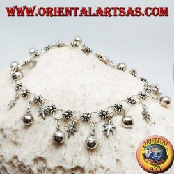 Bracelet de cheville en argent avec fleurs et feuilles de marijuana et alternance de cloches suspendues