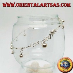 Bracelet de cheville en argent avec des groupes de trois boules et des cloches suspendues alternées
