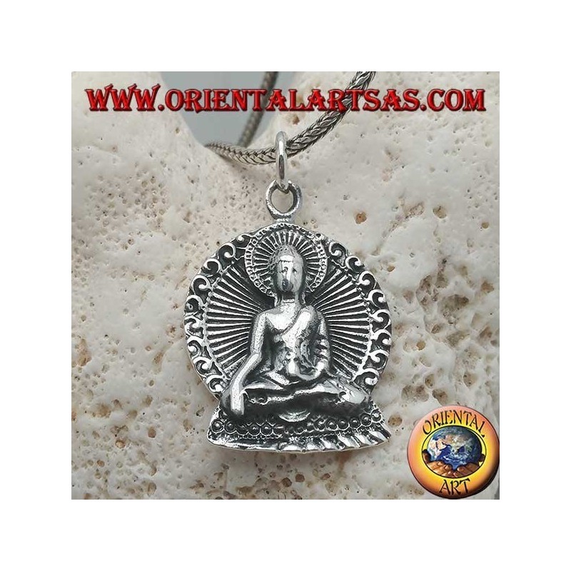 Colgante de Buda de plata en posición "Bhumisparsha Mudra" con halo en el disco