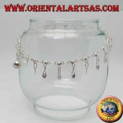 Tobillera plateada con corazones colgantes lisos y una campana