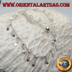 Tobillera plateada con corazones colgantes lisos y una campana