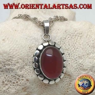 Pendentif en argent avec une cornaline cabochon ovale entourée de clous de disquette