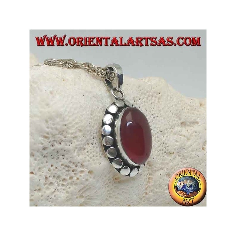 Ciondolo in argento con corniola ovale a cabochon contornata da borchie a dischetti