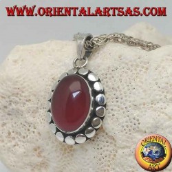 Silberanhänger mit ovalem Cabochon-Karneol, umgeben von Diskettennieten