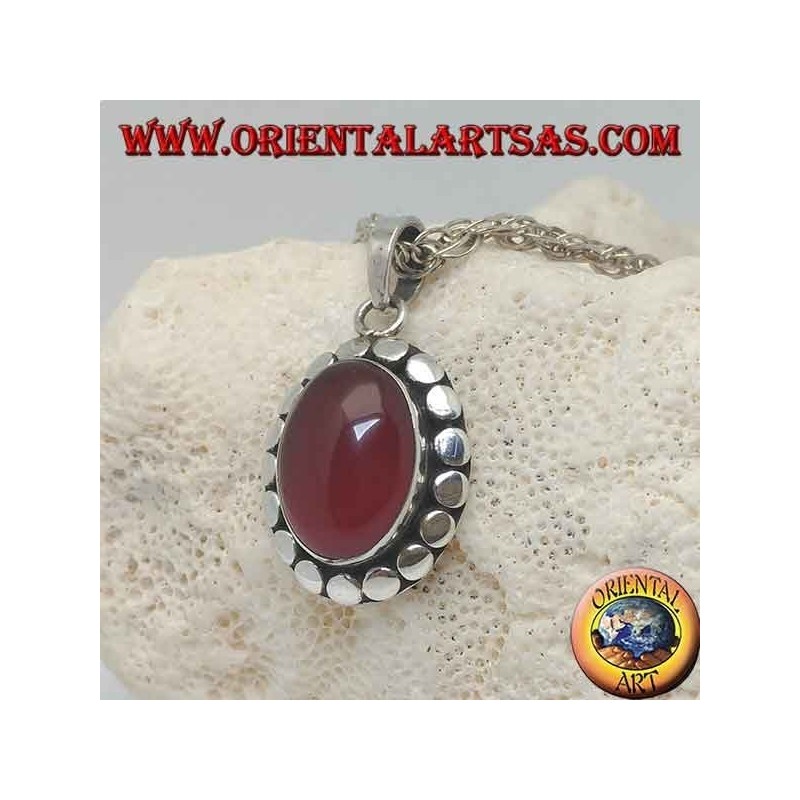 Pendentif en argent avec une cornaline cabochon ovale entourée de clous de disquette