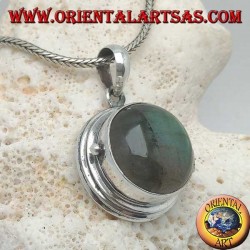 Silberanhänger in Fotobox mit rundem Cabochon-Labradorit