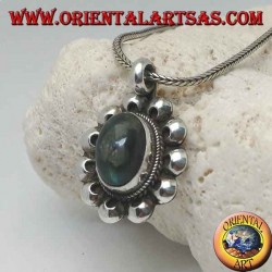 Colgante de plata con cabujón de labradorita ovalado rodeado de discos entrelazados y perforados
