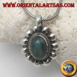 Silberanhänger mit ovalem Cabochon-Labradorit, umgeben von Interlacing und Lochscheiben