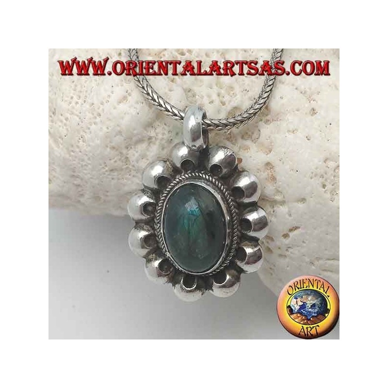 Pendentif en argent avec labochite cabochon ovale entouré d'entrelacs et de disques perforés