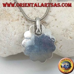 Silberanhänger mit ovalem Cabochon-Labradorit, umgeben von Interlacing und Lochscheiben