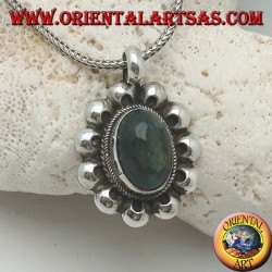 Colgante de plata con cabujón de labradorita ovalado rodeado de discos entrelazados y perforados