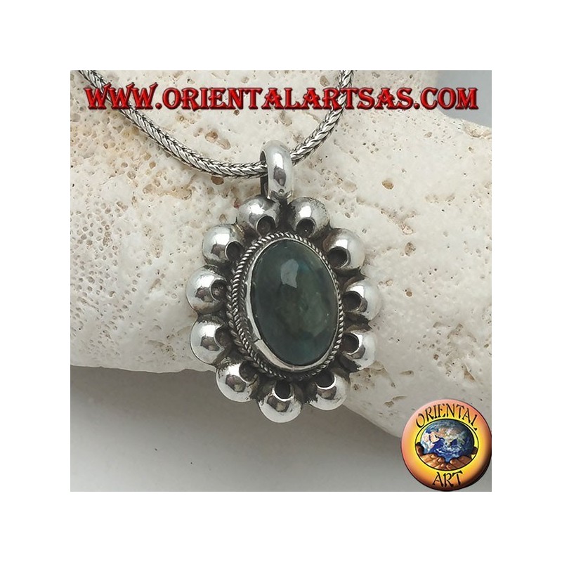 Silberanhänger mit ovalem Cabochon-Labradorit, umgeben von Interlacing und Lochscheiben