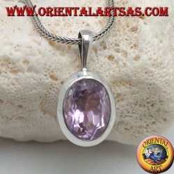 Silberanhänger mit ovalem facettiertem natürlichem Amethyst und glattem Rahmen mit starrem Haken