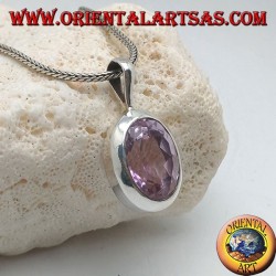 Silberanhänger mit ovalem facettiertem natürlichem Amethyst und glattem Rahmen mit starrem Haken