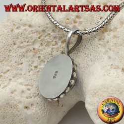 Colgante de plata con lapislázuli ovalado rodeado de dos rondas de esferas.