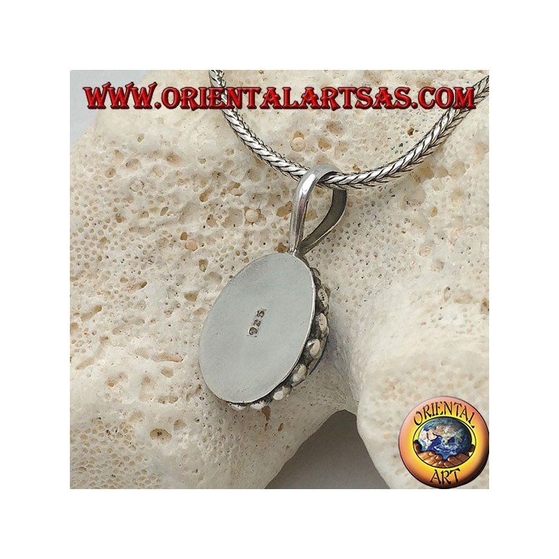 Colgante de plata con lapislázuli ovalado rodeado de dos rondas de esferas.