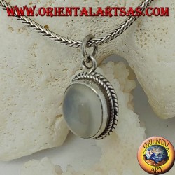 Pendentif en argent avec pierre de lune ovale entourée de tissages subtils