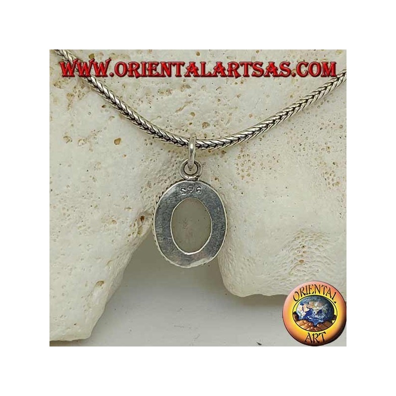 Colgante de plata con piedra lunar ovalada rodeada de tejidos sutiles
