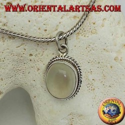 Pendentif en argent avec pierre de lune ovale entourée de tissages subtils