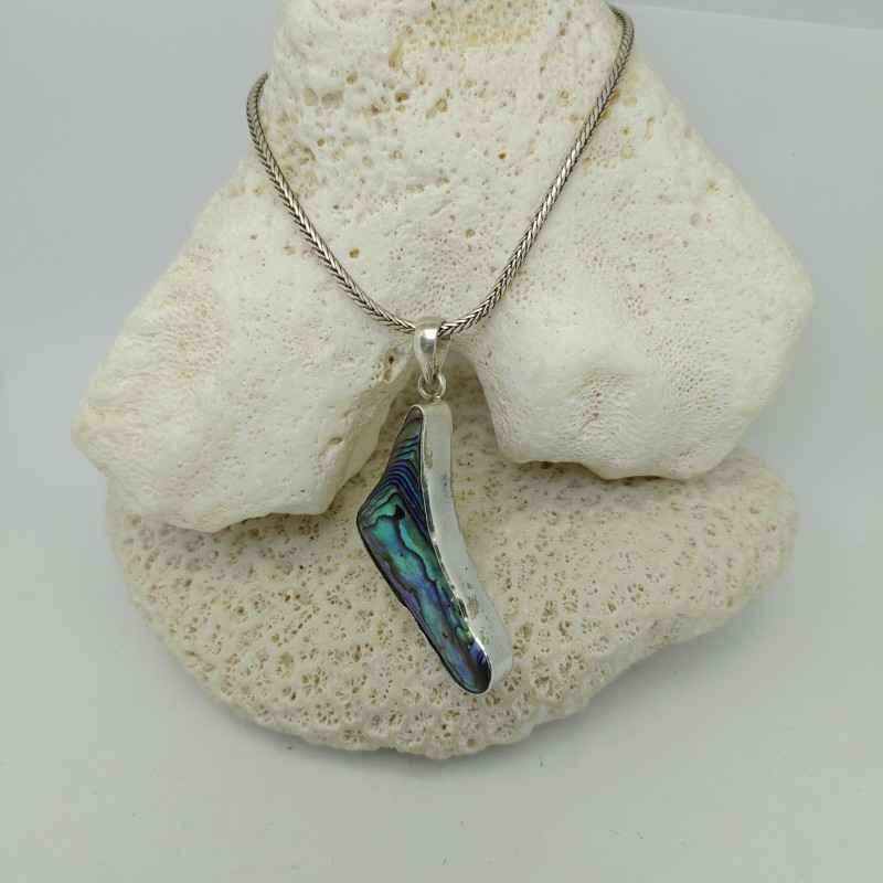 Colgante de plata en forma de brackets con concha de paua (abulón)