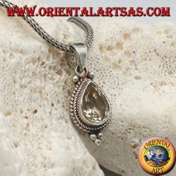 Colgante de plata con topacio amarillo natural rodeado de entrelazados y bolas.