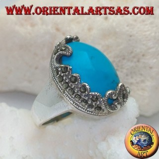 Silberring mit ovalem Cabochon-Türkis und nur einseitigen Verzierungen mit floralen Markasiten