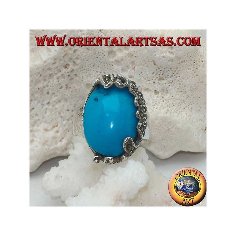 Bague en argent avec turquoise cabochon ovale et décorations avec marcassites florales d'un côté seulement