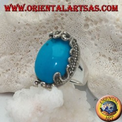 Bague en argent avec turquoise cabochon ovale et décorations avec marcassites florales d'un côté seulement