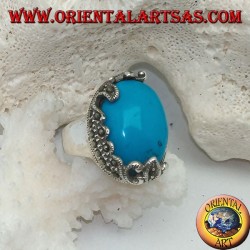 Bague en argent avec turquoise cabochon ovale et décorations avec marcassites florales d'un côté seulement