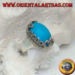 Bague en argent avec turquoise cabochon ovale et décorations avec marcassites florales d'un côté seulement