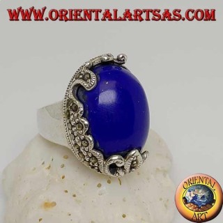 Silberring mit ovalem Cabochon-Sodalith und nur einseitigen Verzierungen mit floralen Markasiten