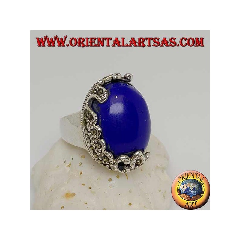 Anello in argento con sodalite ovale a cabochon e decorazioni con marcassiti floreali su un solo lato