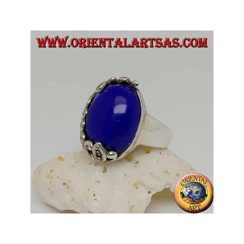 Bague en argent avec sodalite cabochon ovale et décorations avec marcassites florales sur un côté seulement