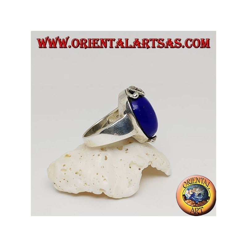 Bague en argent avec sodalite cabochon ovale et décorations avec marcassites florales sur un côté seulement