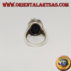 Anillo de plata con cabujón de sodalita ovalada y decoraciones con marcasitas florales en un solo lado